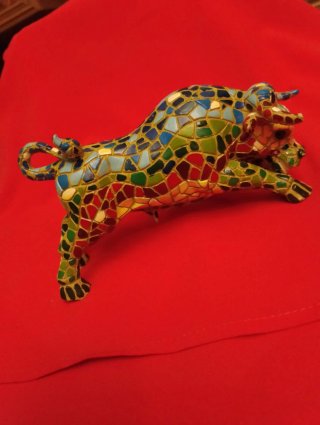 Figura Toro inspirado en trencadís de Gaudí