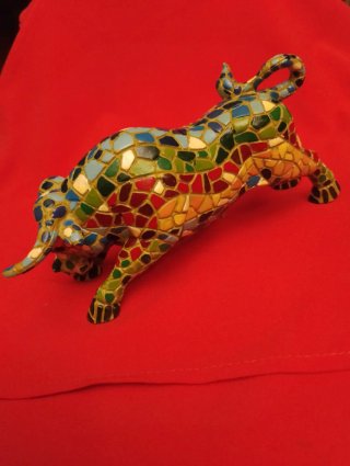 Figura Toro inspirado en trencadís de Gaudí