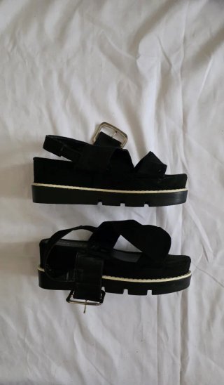 Sandalias negras con plataforma y hebilla