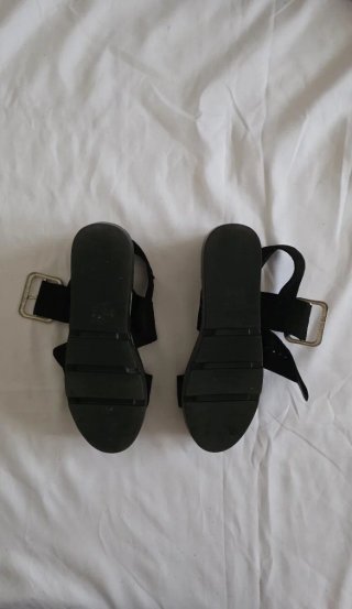Sandalias negras con plataforma y hebilla