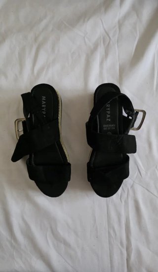 Sandalias negras con plataforma y hebilla