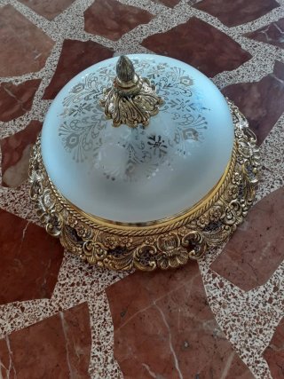 Lámpara de techo dorada y cristal.