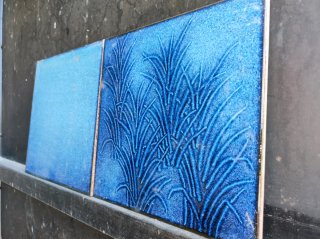 Azulejos azules decorados con motivos vegetales