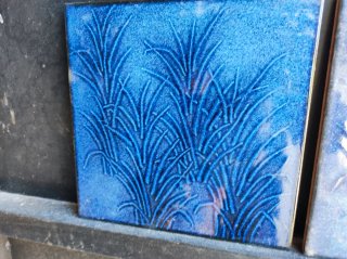 Azulejos azules decorados con motivos vegetales