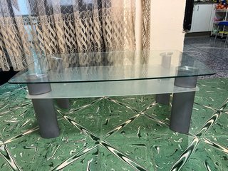 Mesa de centro de vidrio y metal