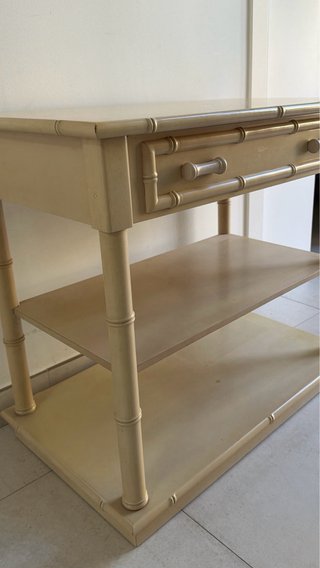 Cómoda Chippendale de madera.