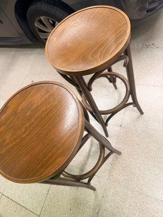 Par de taburetes de madera