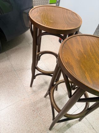 Par de taburetes de madera