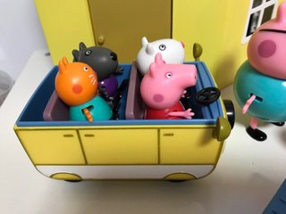 Lote Peppa Pig: caravana y escuela con 9 muñecos