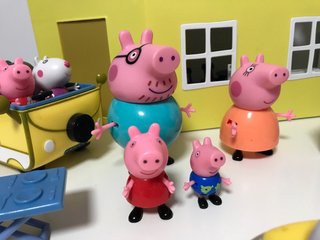 Lote Peppa Pig: caravana y escuela con 9 muñecos