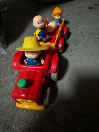 Tractor Caillou con remolque y figuras