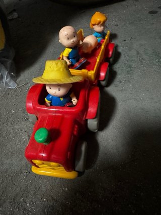 Tractor Caillou con remolque y figuras