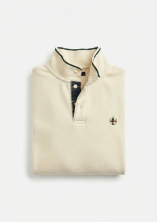 Polo amarillo con escudo bordado