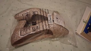 Tacones dorados brillantes