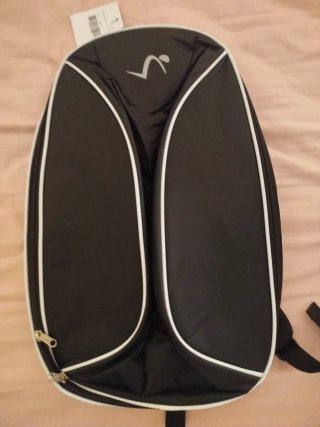 Mochila negra con detalles blancos