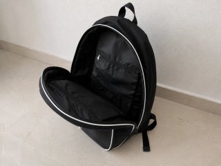 Mochila negra con detalles blancos