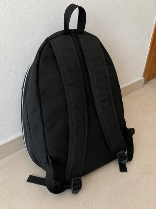 Mochila negra con detalles blancos