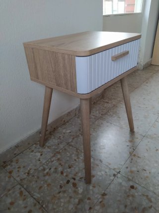 Mesita de noche blanca y madera
