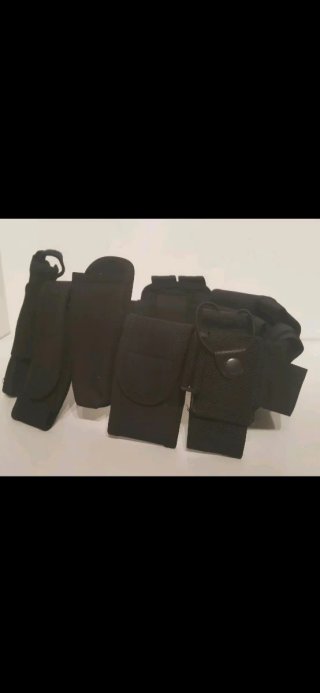 Cinturón táctico negro con múltiples fundas