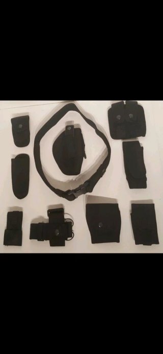 Cinturón táctico negro con múltiples fundas