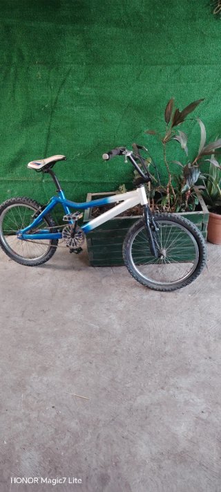 Bicicleta BMX azul y blanca