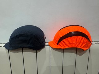 Gorras de trabajo azul y naranjas