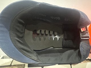 Gorras de trabajo azul y naranjas