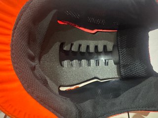 Gorras de trabajo azul y naranjas