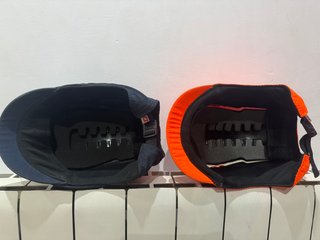 Gorras de trabajo azul y naranjas