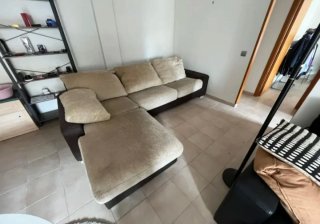 Sofá chaise longue beige y marrón (urge)
