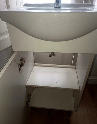 Mueble de baño con lavabo y grifo monomando