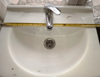 Mueble de baño con lavabo y grifo monomando