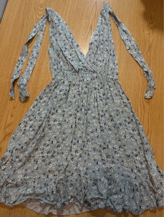 Vestido floral azul y blanco