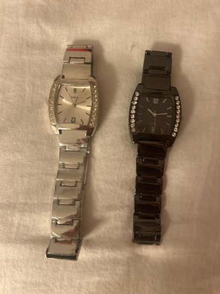 Relojes con brillos plateado y negro