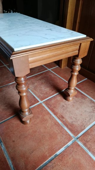 Mesa de centro de mármol y madera
