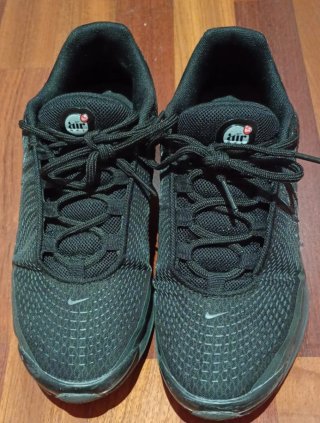 Deportivos Nike DN Negros Usados