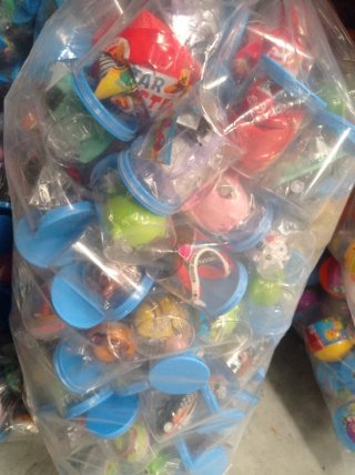 Lote 100 botes con juguetes sorpresa