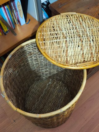 Cesta de mimbre con tapa