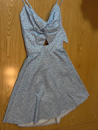 Vestido floral azul con nudo