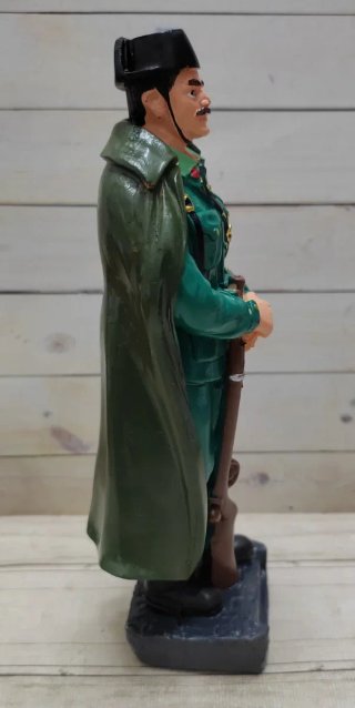 OFERTA! FIGURA RESINA BENEMÉRITA GC 15CM