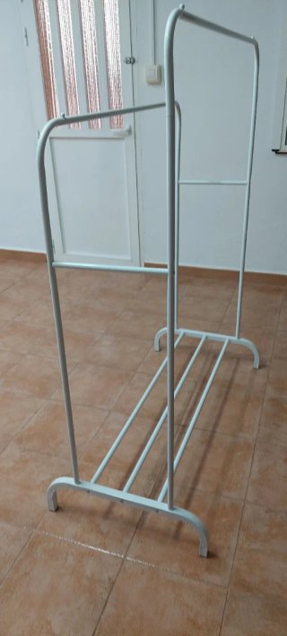 Percheros blancos de metal