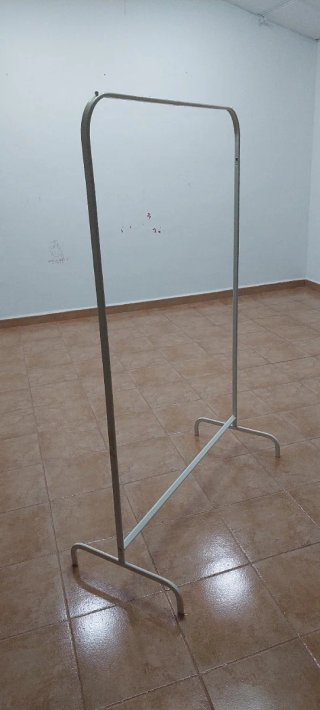 Percheros blancos de metal