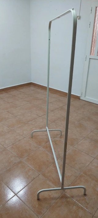Percheros blancos de metal