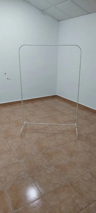 Percheros blancos de metal