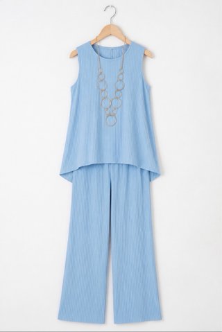 Conjunto de pantalón y top con collar