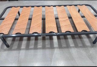 Cama de madera y metal