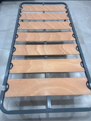 Cama de madera y metal