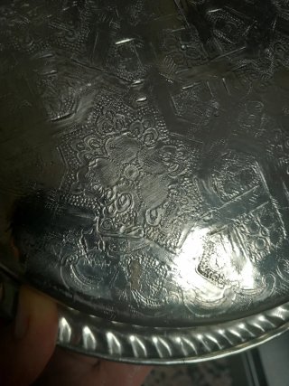 Tetera y bandeja de metal plateado