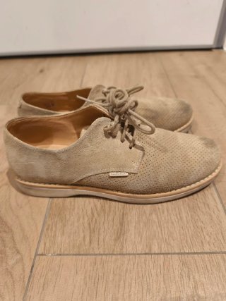 Zapatos  beige perforados