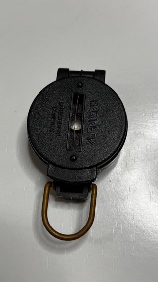 Brújula de bolsillo negra